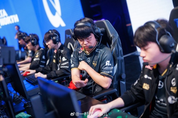 摄影师一村分享返图:Faker胜利后开心的笑了